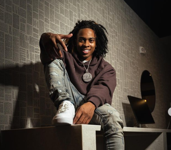 Eli Unique photo during a shoot