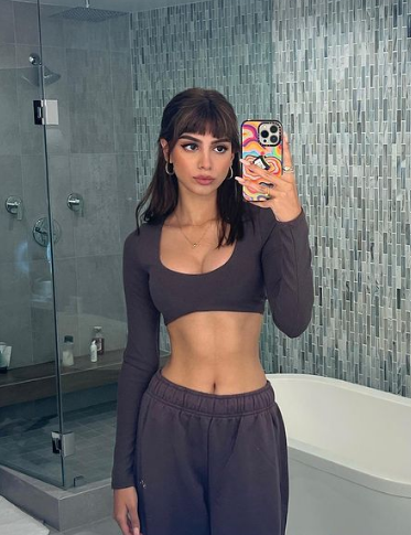 Khushi Kapoor with iPhone