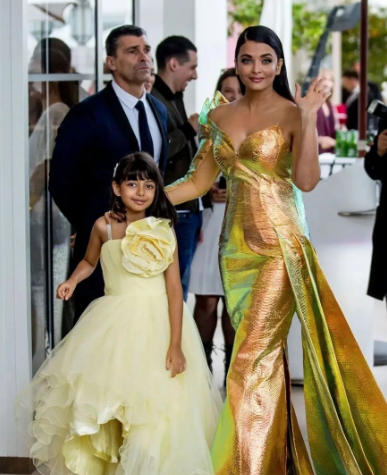 Aaradhya Bachchan Childhood photo with Mother