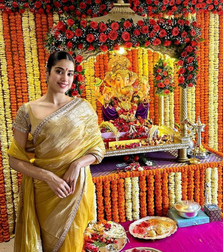 Janhvi Kapoor with Happy Ganesh Chaturthi