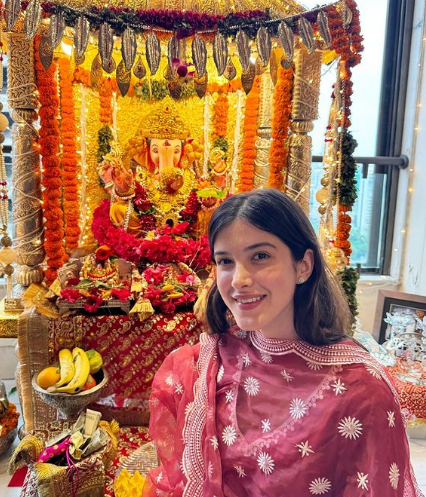 Shanaya Kapoor with Lord Ganesh 