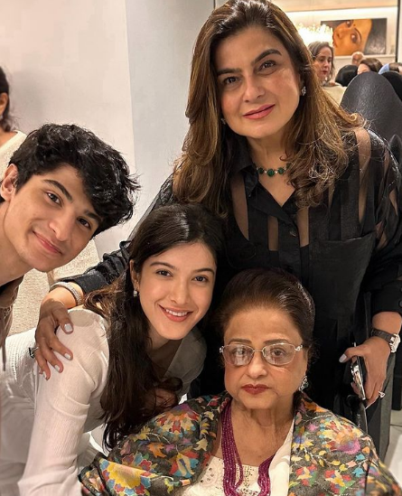 Shanaya Kapoor with Family