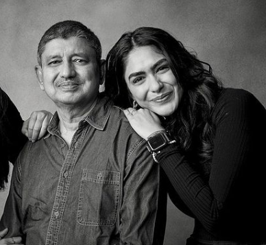 Mrunal Thakur with Father (Uday B Thakur)