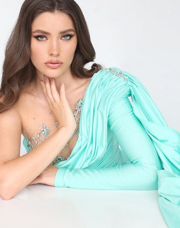 Angelina Usanova also work as model