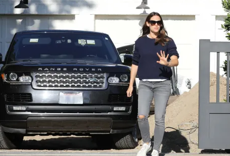 Range Rover (Violet Affleck's Family Car)