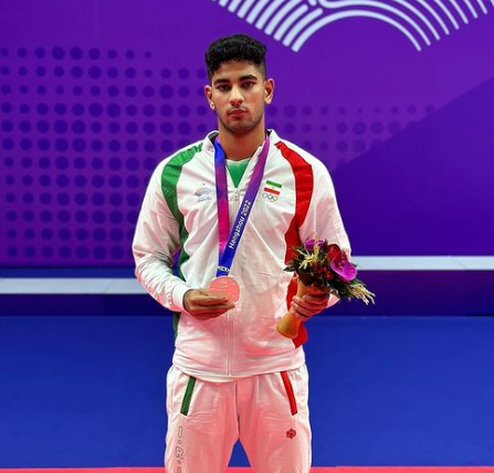 Alireza Mirzaeian with Award Photo