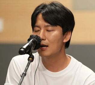 Kim Nam Gil sing a song