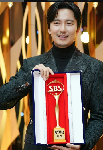 Kim Nam Gil won the top prize (Daesang) at the 2022 SBS Drama Awards.
