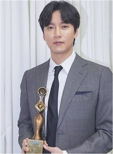 Kim Nam Gil won the Best Actor award for his role in 
