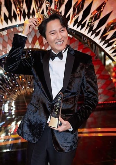 Kim Nam Gil won the top prize, called the Daesang, at the 2019 SBS Drama Awards